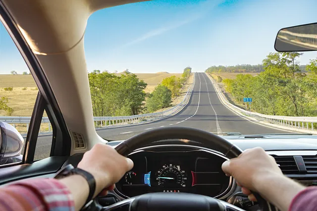 personne au volant d'une voiture